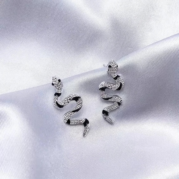 Trendy small snake earring - Picture 3 of 3